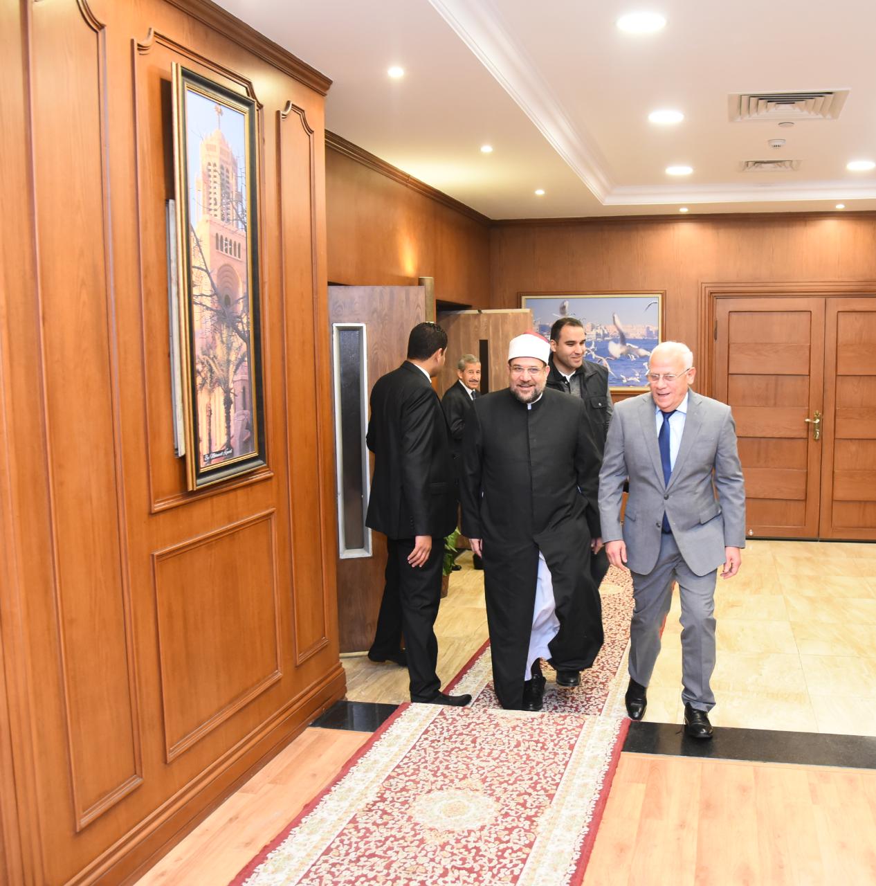 محافظ بورسعيد يستقبل وزير الأوقافقبل صلاة الجمعة بمسجد السلام  (2)